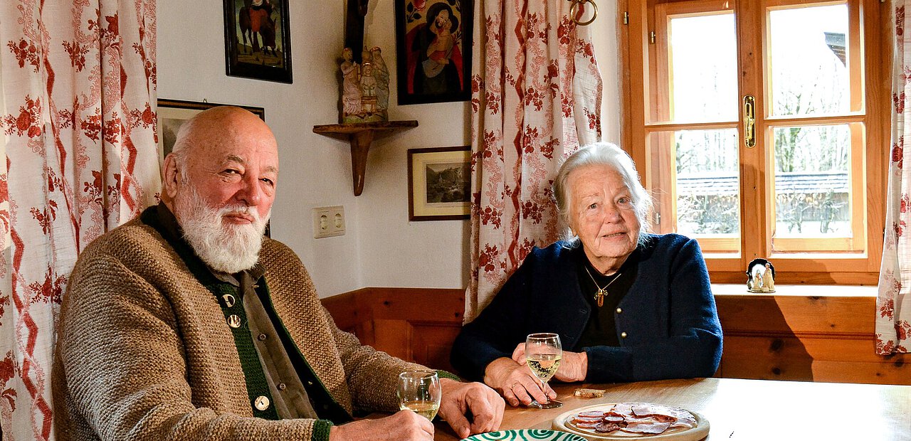 Sepp Forcher mit Frau Helli am Tisch sitzend