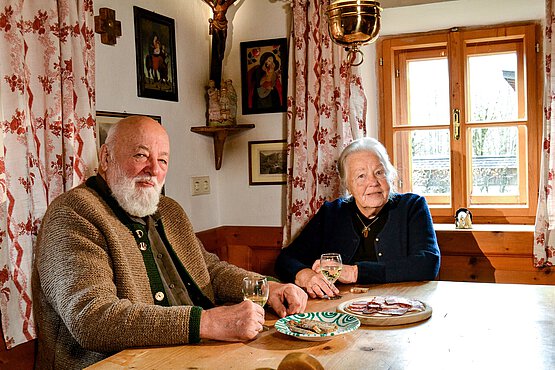 Sepp Forcher mit Frau Helli am Tisch sitzend