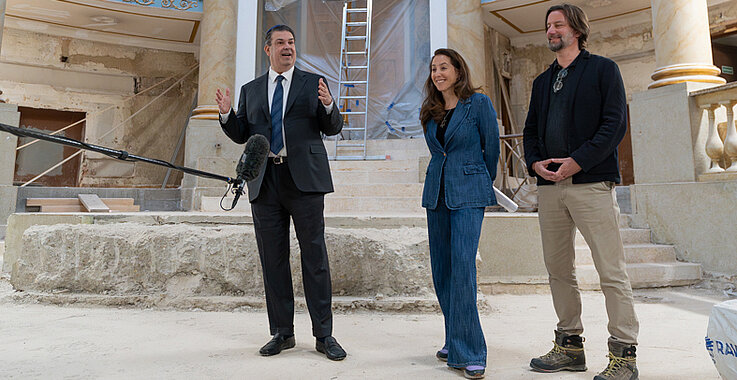 Im Herbst sollen die Renovierungsarbeiten abgeschlossen sein: IKG-Präsident Oskar Deutsch und das Architekten-Team Natalie Neubauer und Eric Tschaikner. 