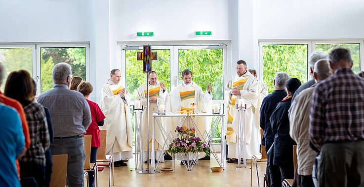 Josef Grünwidl hält die heilige Messe im Festsaal von Klein-Neusiedl