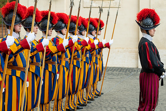 Wie die Päpste vor ihm wird auch Leo XIV. von den Schweizergardisten bewacht. „Er schätzt unsere Arbeit sehr, das merken wir“, sagen die Angehörigen der ältesten Armee der Welt.