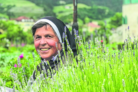 Schwester Mirjam Volgger kennt sich mit Kräutern aus. 