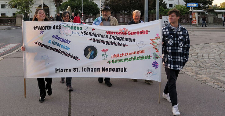 Verschiedene Pfarren, wie hier die Pfarre Sankt Johann Nepomuk aus dem 2. Wiener Gemeindebezirk, gehören dem Pfarrnetzwerk Asyl an, das Hauptveranstalter der „Romaria“ ist.  