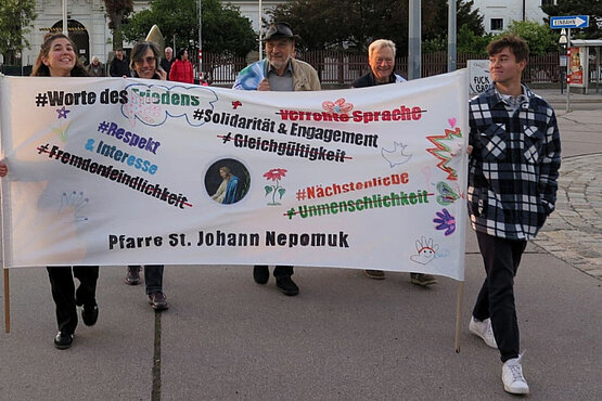 Verschiedene Pfarren, wie hier die Pfarre Sankt Johann Nepomuk aus dem 2. Wiener Gemeindebezirk, gehören dem Pfarrnetzwerk Asyl an, das Hauptveranstalter der „Romaria“ ist.  