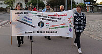 Verschiedene Pfarren, wie hier die Pfarre Sankt Johann Nepomuk aus dem 2. Wiener Gemeindebezirk, gehören dem Pfarrnetzwerk Asyl an, das Hauptveranstalter der „Romaria“ ist.  