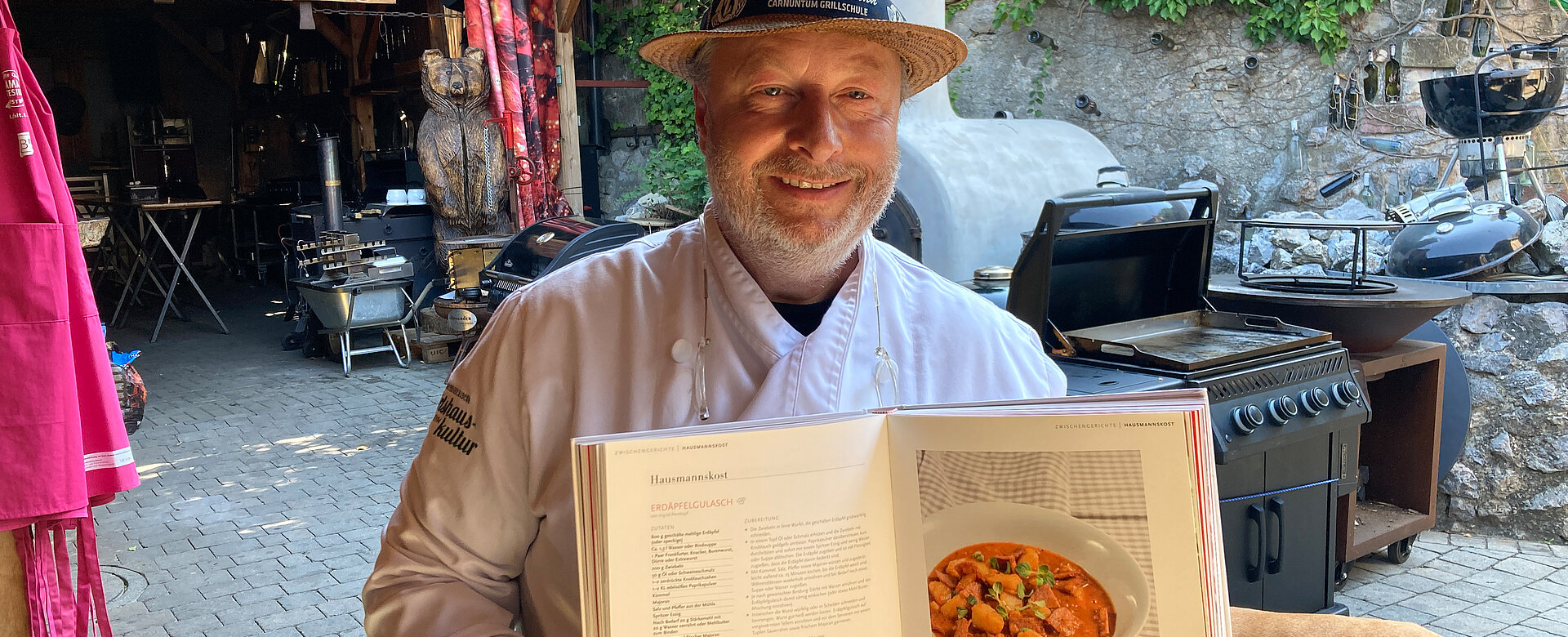 Grillmeister Adi Bittermann mit einem seiner Kochbücher. Der Kochprofi verrät im Podcast das Geheimnis eines guten Steaks. 