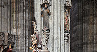 Verkündigung des Glaubens – Pfeilerfigur in der Vierung.