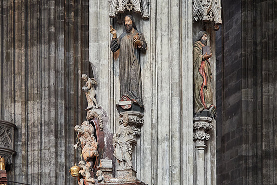 Verkündigung des Glaubens – Pfeilerfigur in der Vierung.