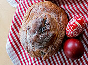 Apostelkuchen mit rotgefärbten Eiern