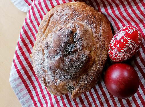 Apostelkuchen mit rotgefärbten Eiern