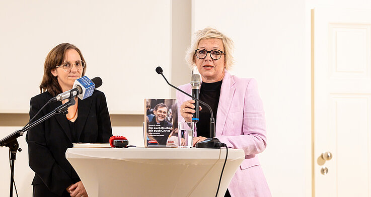 Die Lektorin des Verlags Tyrolia, Helene Daxecker-Okon und Barbara Kornherr, die Leiterin des Wiener Dom-Verlags bei der Buchpräsentation. 