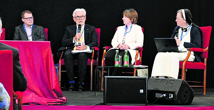 Religionspanel:  Markus Gerhartinger (Umweltbeauftragter der Erzdiözese Wien), Marcelo Suárez-Orozco (PASS), Cornelia Richter (designierte evangelische Bischöfin in Österreich) und die Dominikanerin Schwester Helen Alford (PASS). 