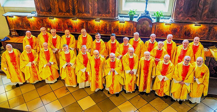 Die Goldjubilare hatten beim Dankgottesdienst mit dem Apostolischen Administrator  Josef Grünwidl allen Grund zu Freude und Dankbarkeit.