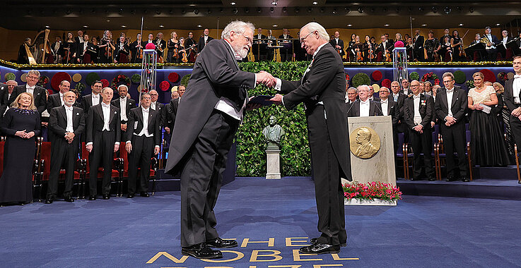 Anton Zeilinger erhält den Nobelpreis aus den Händen von König Carl Gustav.