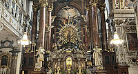 Barocke Pracht begrüßt Besucherinnen und Besucher der Bettelordenskirche.