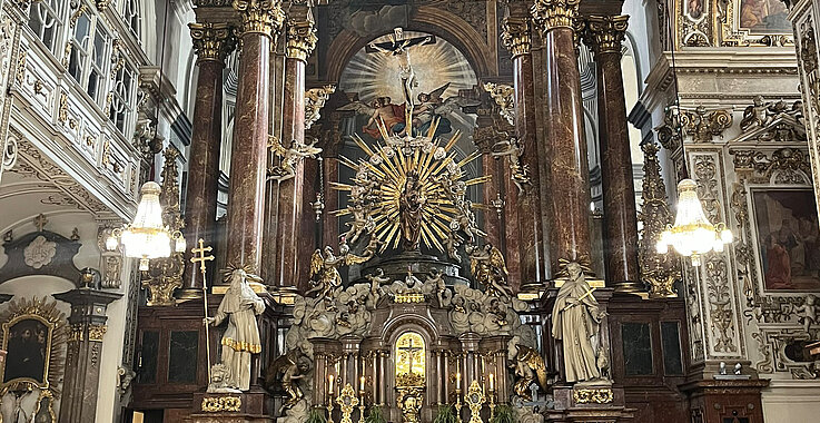 Barocke Pracht begrüßt Besucherinnen und Besucher der Bettelordenskirche.