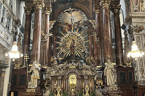 Barocke Pracht begrüßt Besucherinnen und Besucher der Bettelordenskirche.
