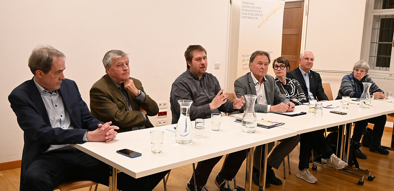 Die Kirchen und die Politik und was Gerechtigkeit mit Liebe zu tun hat diskutierten Rudolf Mitlöhner, Helmut Schüller, Johannes Modeß, Moderator Udo Bachmair, Doris Helmberger-Fleckl, Thomas Hennefeld und Rotraud Perner.