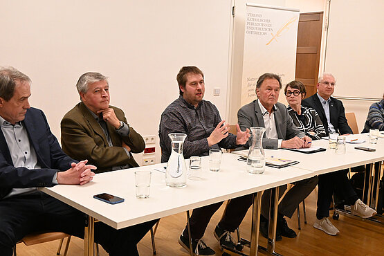 Die Kirchen und die Politik und was Gerechtigkeit mit Liebe zu tun hat diskutierten Rudolf Mitlöhner, Helmut Schüller, Johannes Modeß, Moderator Udo Bachmair, Doris Helmberger-Fleckl, Thomas Hennefeld und Rotraud Perner.