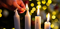 3 angezündete Adventkerzen