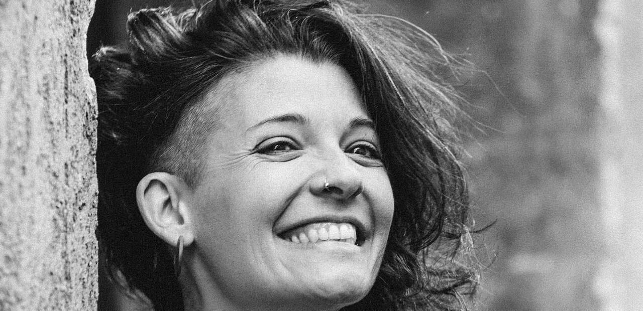 Eva Karels Geheimrezept ist Humor: „Wenn ich mich selbst freundlich am Schauferl habe, komme ich so viel besser durch.“