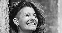 Eva Karels Geheimrezept ist Humor: „Wenn ich mich selbst freundlich am Schauferl habe, komme ich so viel besser durch.“