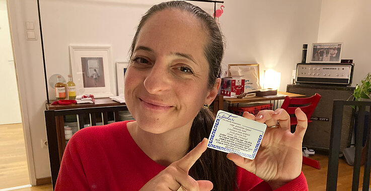 Caroline Athanasiadis posiert mit Küchenmagneten.