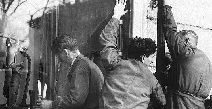Februar 1934: Arbeiter mit Kerzen für Verstorbene