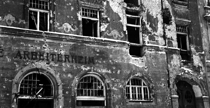 Februar 1934: zerschossenes Arbeiterheim 