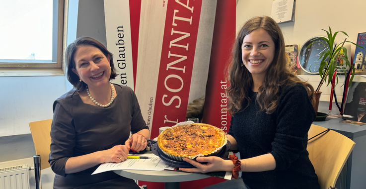Sophie Lauringer mit Ines Schaberger in der Redaktion. Die beiden halten eine Käsewähe.