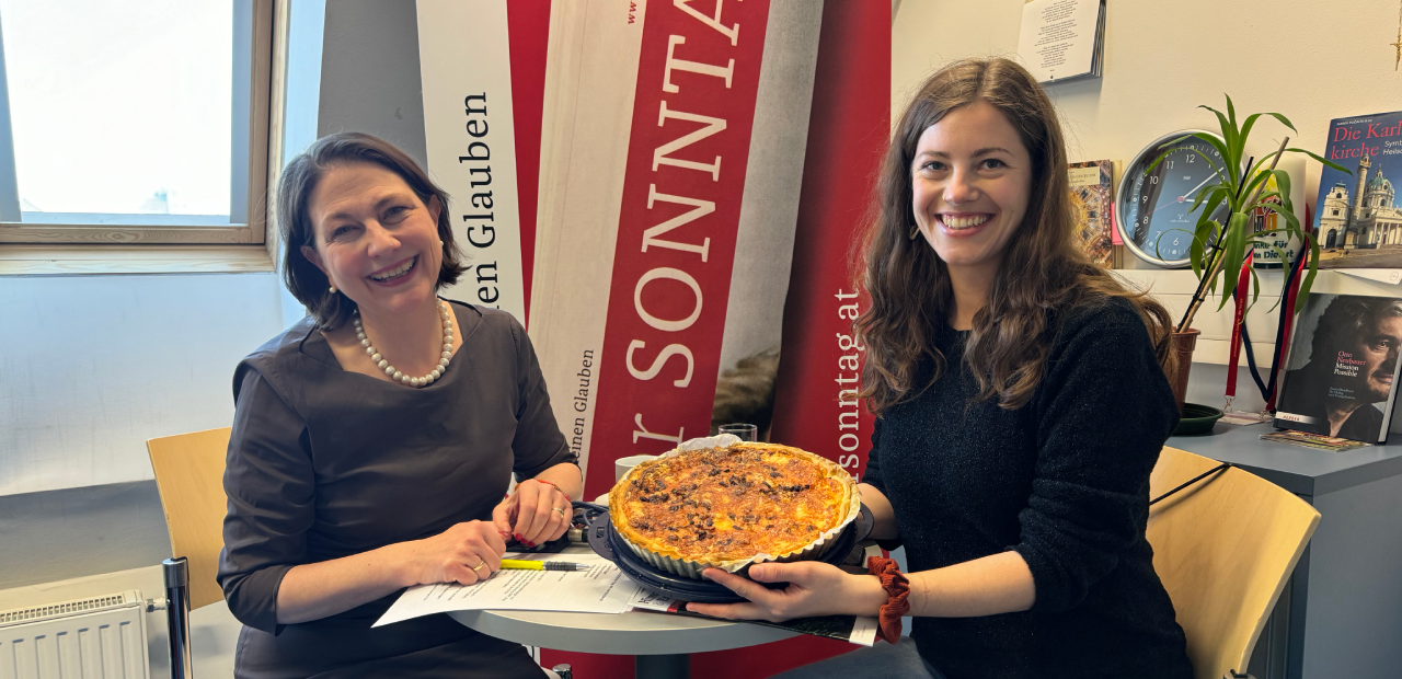 Sophie Lauringer mit Ines Schaberger in der Redaktion. Die beiden halten eine Käsewähe.