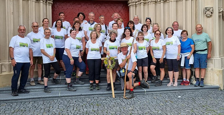 Zum 23. Mal: Von Hausleiten nach Mariazell  32 Frauen und Männer – darunter 8 „Frischlinge“ – waren vom 3. bis zum 6. Juli zu Fuß von Hausleiten (Pfarrverband am Jakobsweg) nach Mariazell unterwegs. Das Motto der 23. Fußwallfahrt: „Ich#glaub an dich.“ Mit kurzen vorgegeben Untertiteln gestalteten die Wallfahrerinnen und Wallfahrer drei Mal am Tag ein Lob.