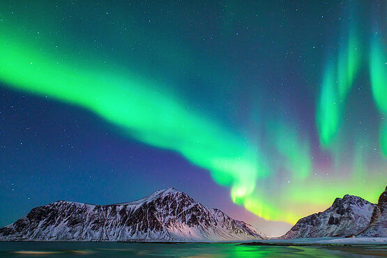Licht am Himmel: Polarlichter werden durch energiereiche geladene Teilchen, die mit dem Erdmagnetfeld wechselwirken hervorgerufen. 