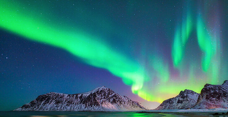 Licht am Himmel: Polarlichter werden durch energiereiche geladene Teilchen, die mit dem Erdmagnetfeld wechselwirken hervorgerufen. 