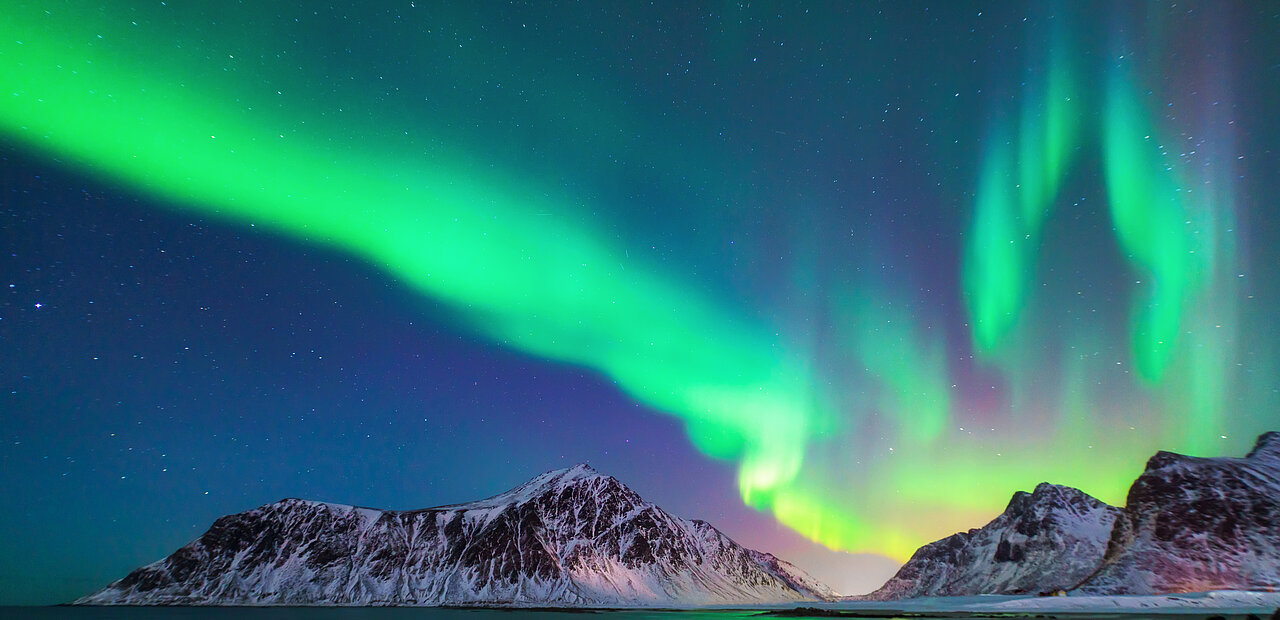 Licht am Himmel: Polarlichter werden durch energiereiche geladene Teilchen, die mit dem Erdmagnetfeld wechselwirken hervorgerufen. 