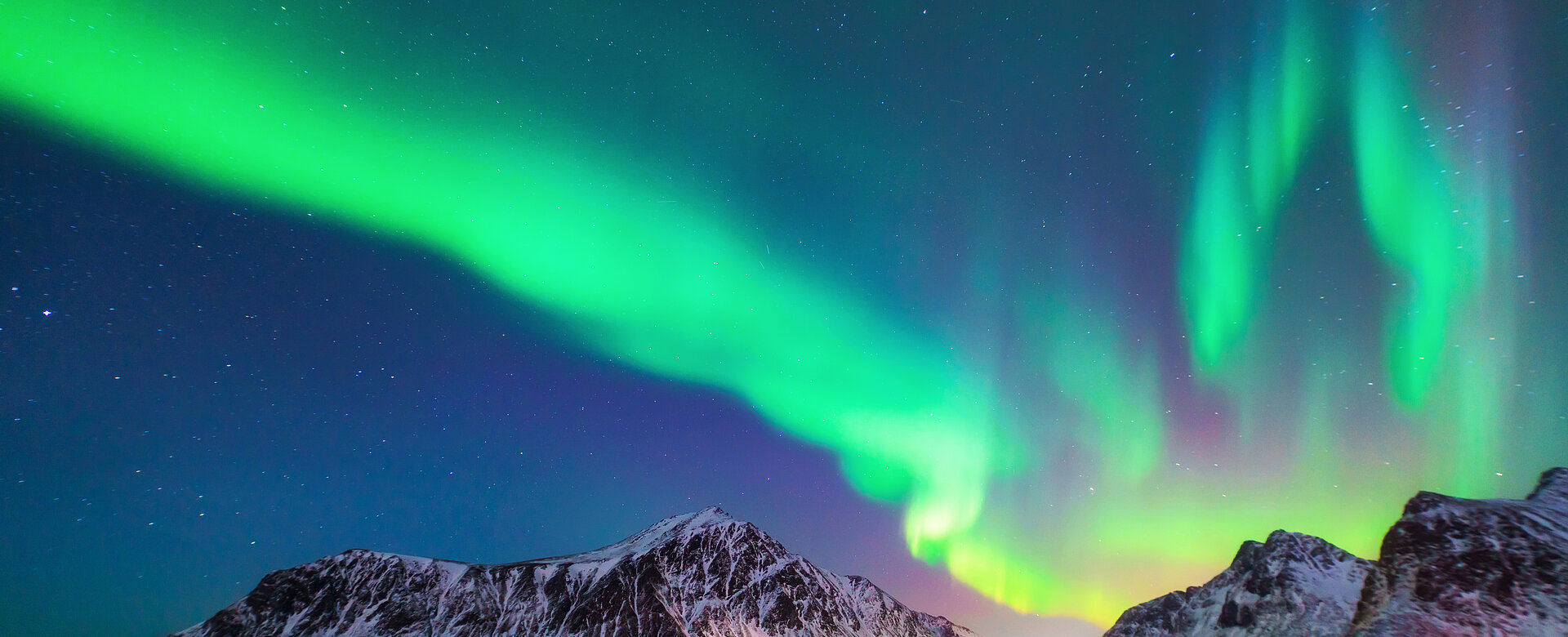 Licht am Himmel: Polarlichter werden durch energiereiche geladene Teilchen, die mit dem Erdmagnetfeld wechselwirken hervorgerufen. 