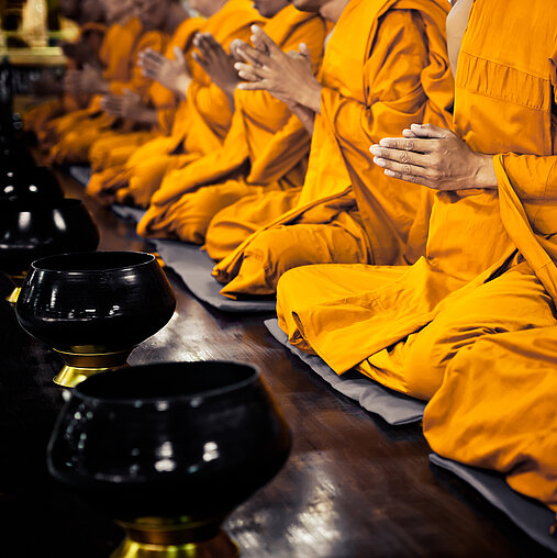 Buddhistische Mönche beim Gebet. 