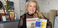 Susanna Hirschler in der SONNTAGs-Redaktion mit unserem neuen Sommermagazin und Wochenblatt.