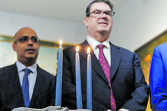 Das Leuchten der Chanukka‑Kerzen bildet den Kern des jüdischen Lichterfestes. Oscar Deutsch (links in der Mitte) plädiert für die Sichtbarkeit des gelebten jüdischen Lebens in Österreich. 
