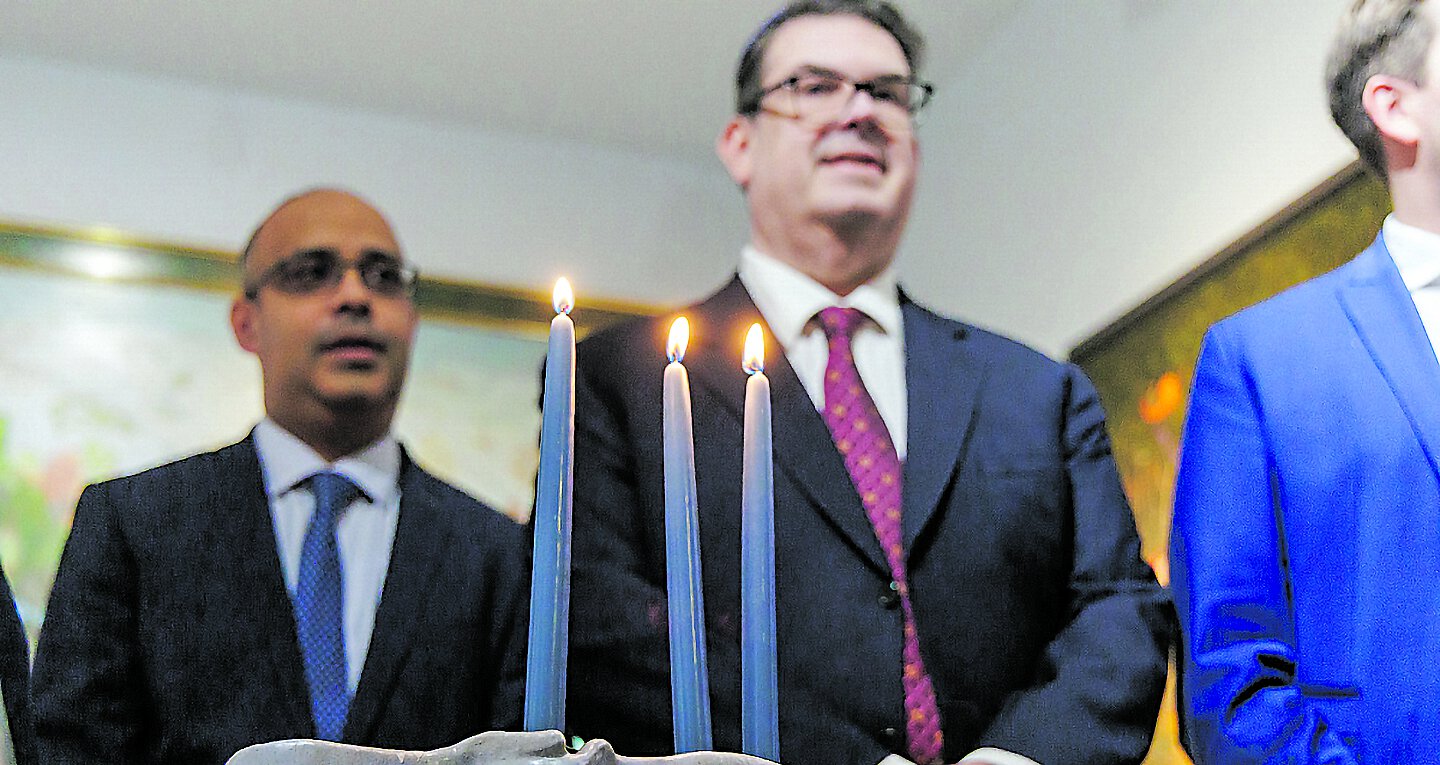 Das Leuchten der Chanukka‑Kerzen bildet den Kern des jüdischen Lichterfestes. Oscar Deutsch (links in der Mitte) plädiert für die Sichtbarkeit des gelebten jüdischen Lebens in Österreich. 