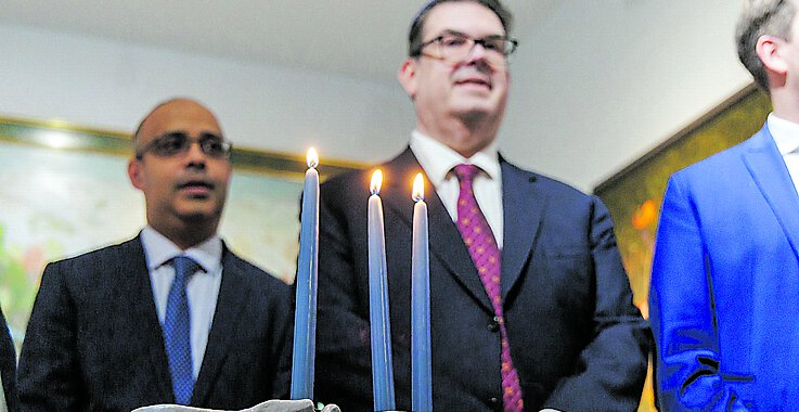 Das Leuchten der Chanukka‑Kerzen bildet den Kern des jüdischen Lichterfestes. Oscar Deutsch (links in der Mitte) plädiert für die Sichtbarkeit des gelebten jüdischen Lebens in Österreich. 