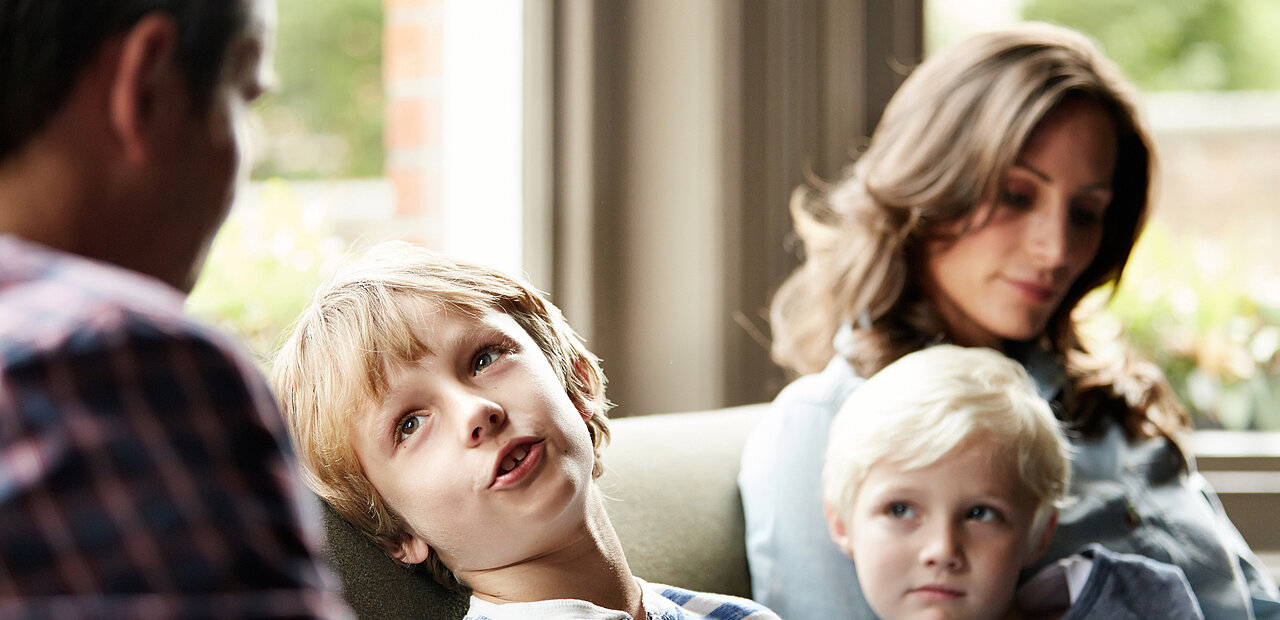 Kinder sprechen mit ihren Eltern über Ostern