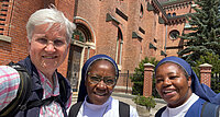 Mission ist nicht nur ein äußerer Auftrag, sondern auch eine innere Bewegung, sagt Schwester Christa Petra (links) – hier mit Schwester Quintinah und Schwester Beth vor dem Missionshaus Sankt Gabriel. 