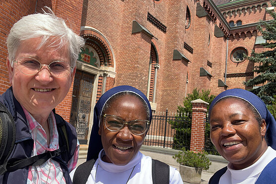 Mission ist nicht nur ein äußerer Auftrag, sondern auch eine innere Bewegung, sagt Schwester Christa Petra (links) – hier mit Schwester Quintinah und Schwester Beth vor dem Missionshaus Sankt Gabriel. 