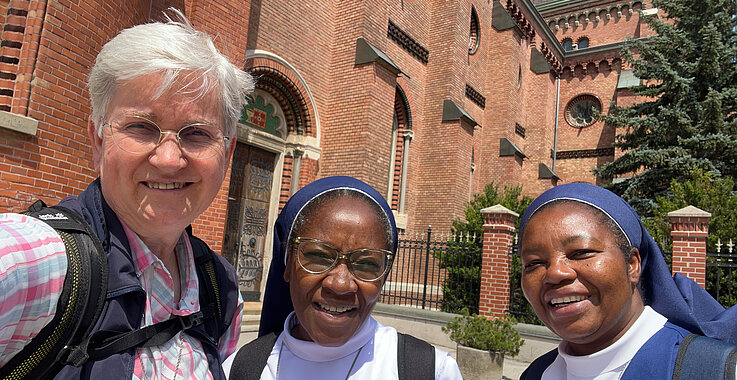 Mission ist nicht nur ein äußerer Auftrag, sondern auch eine innere Bewegung, sagt Schwester Christa Petra (links) – hier mit Schwester Quintinah und Schwester Beth vor dem Missionshaus Sankt Gabriel. 