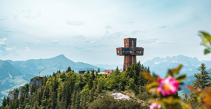 Das Jakobskreuz am Gipfel der Buchsteinwand im Tiroler Pillerseetal ist das größte begehbare Gipfelkreuz der Welt.