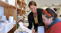 In der Kunstwerkstatt der Einrichtung Viehhofen der Emmausgemeinschaft  werden unter Anleitung von den Klientinnen und Klienten unterschiedlichste Emaille- und Holzprodukte und Werkstücke aus Tiffany-Glas angefertigt sowie Siebdruck durchgeführt. 