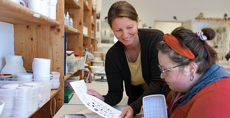 In der Kunstwerkstatt der Einrichtung Viehhofen der Emmausgemeinschaft  werden unter Anleitung von den Klientinnen und Klienten unterschiedlichste Emaille- und Holzprodukte und Werkstücke aus Tiffany-Glas angefertigt sowie Siebdruck durchgeführt. 