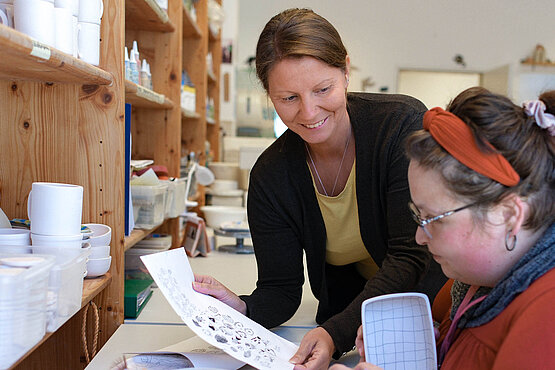 In der Kunstwerkstatt der Einrichtung Viehhofen der Emmausgemeinschaft  werden unter Anleitung von den Klientinnen und Klienten unterschiedlichste Emaille- und Holzprodukte und Werkstücke aus Tiffany-Glas angefertigt sowie Siebdruck durchgeführt. 