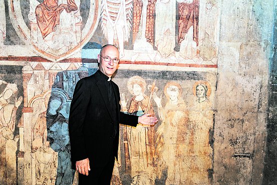 Dompfarrer Toni Faber zeigt die Westempore im Stephansdom